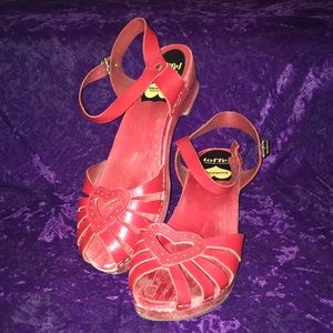 Red heart ❤️Swedish Hasbeens clogs, size 10 1/2